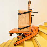 Diable escalier charge lourde DW-LH13 en train de monter une caisse volumineuse dans un escalier